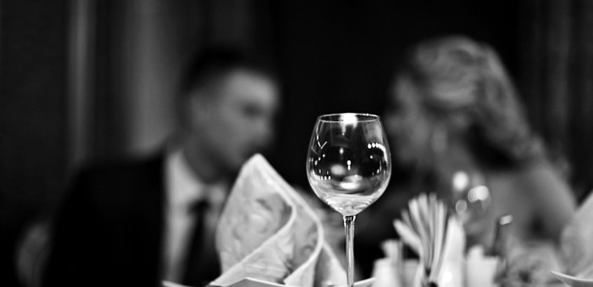 Sort og hvidt vinglas på fancy restaurant
